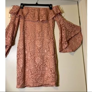 Forever 21 Off The Shoulder Lace Tulip Sleeve 
Small
Pink mauve